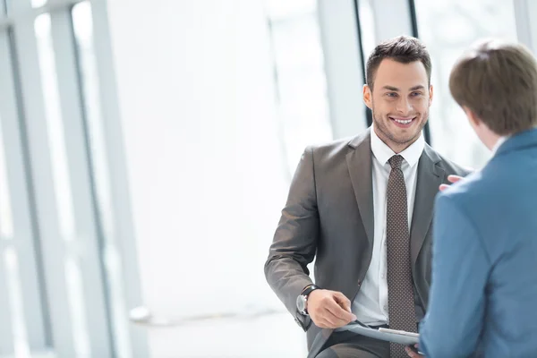 Zakenlieden op interview in kantoor — Stockfoto