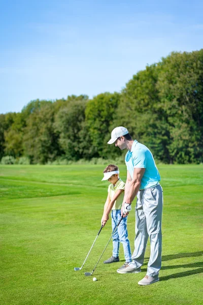 Golfistas jugando al golf — Foto de Stock