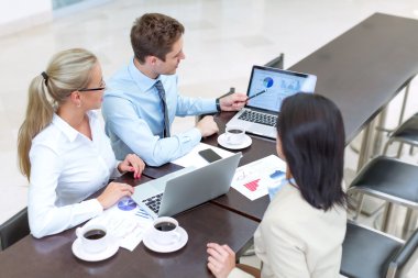 Genç iş adamları ofiste.