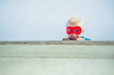 Küçük çocuk maskesi