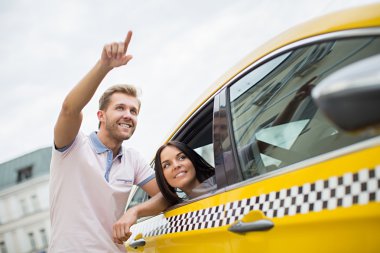Bir taksi genç Çift