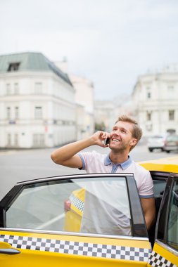 telefon ile genç adam