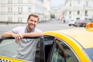 Çekici bir adam açık havada