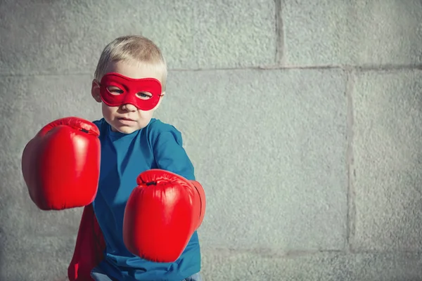 Liten pojke med boxhandskar — Stockfoto