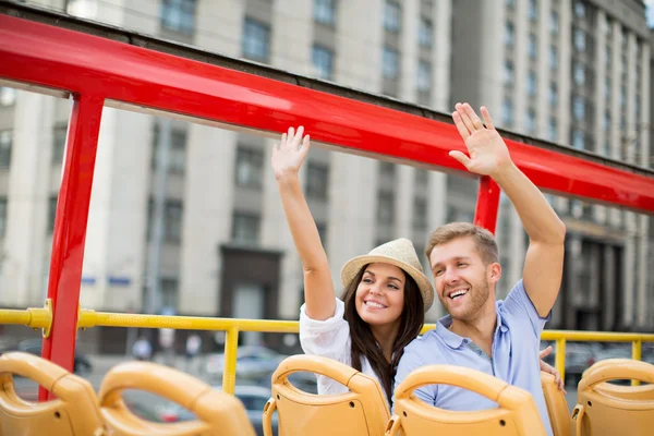 Jovem casal no ônibus de turismo — Fotografia de Stock