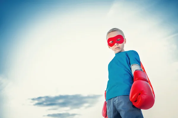 Petit garçon avec gants de boxe — Photo