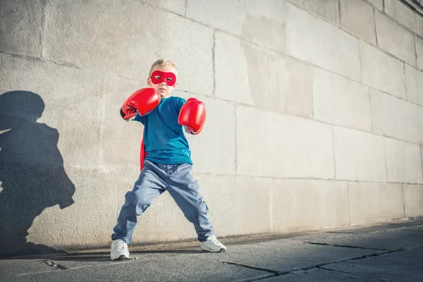 Маленький хлопчик з боксерськими рукавичками — стокове фото