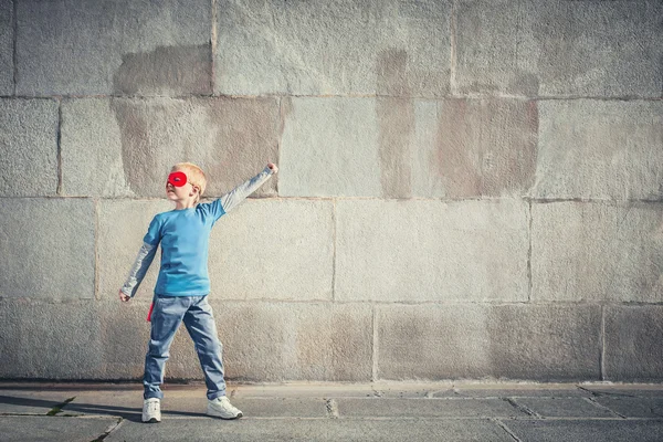 Kleiner Junge im Freien — Stockfoto