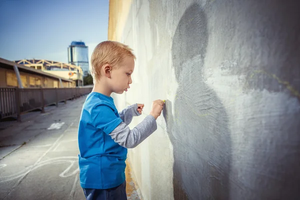 Liten pojke målning — Stockfoto