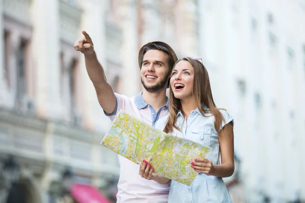 Lächelndes Paar mit einer Landkarte — Stockfoto