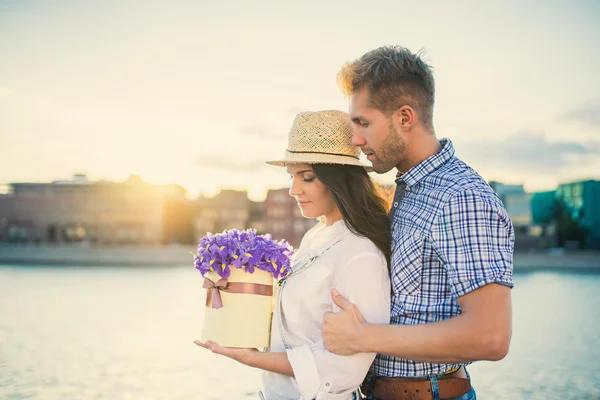 Casal jovem com flores — Fotografia de Stock