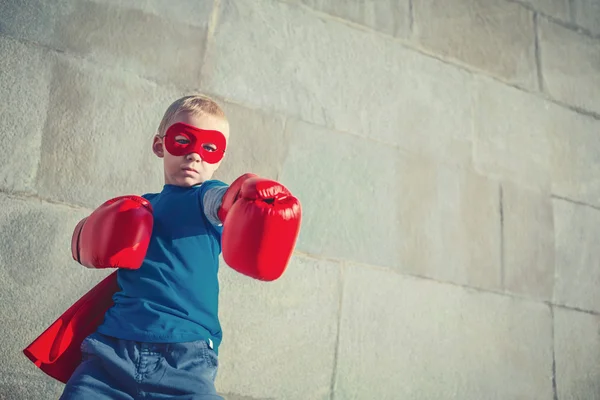 Menino com luvas de boxe — Fotografia de Stock