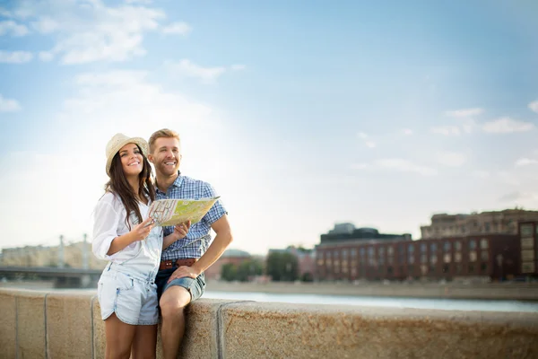 Lächelndes Paar mit einer Landkarte — Stockfoto