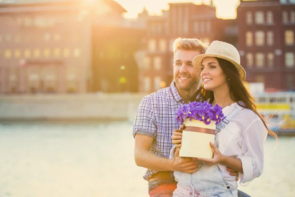 Pareja feliz con ramo — Foto de Stock