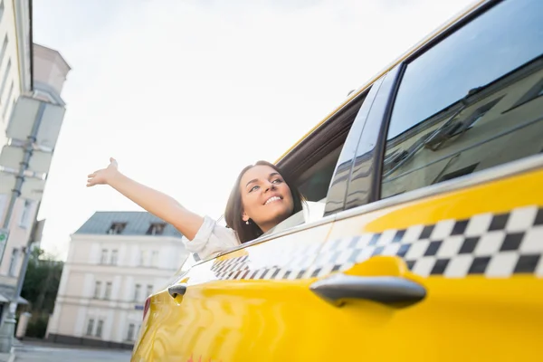 Mulher feliz em um táxi — Fotografia de Stock