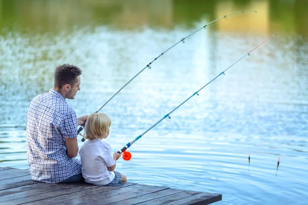 Papà e figlio pesca al lago — Foto Stock