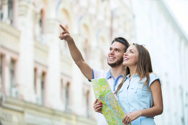 Young couple of tourists — Stock Photo, Image