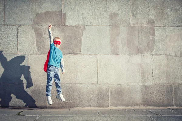 Saltando chico al aire libre —  Fotos de Stock