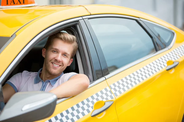 Fiatal férfi-egy taxi — Stock Fotó