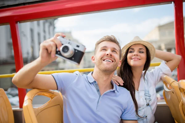Jonge toeristen in een toeristenbus — Stockfoto