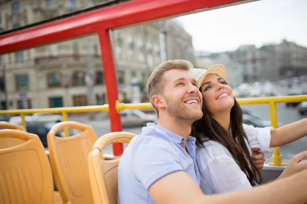 Молодые туристы в туристическом автобусе — стоковое фото