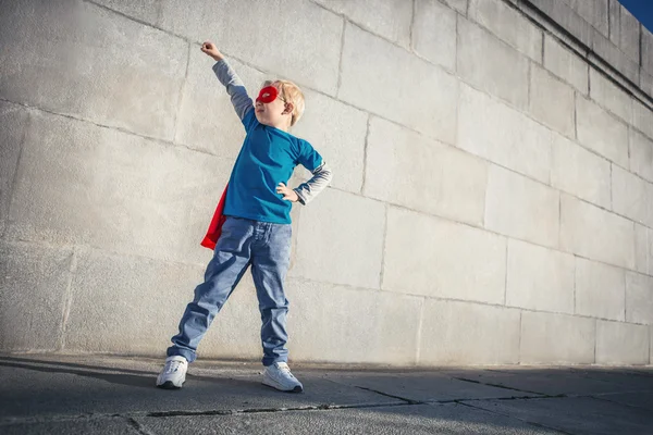 Niño pequeño al aire libre —  Fotos de Stock