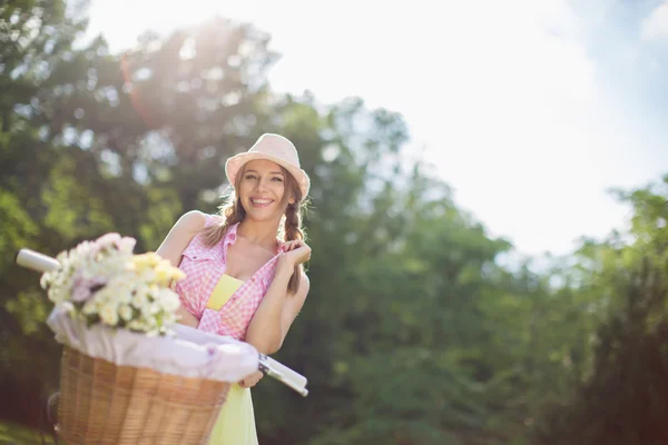 Ragazza attraente con una bicicletta — Foto Stock