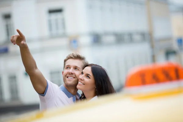 Couple heureux à l'extérieur — Photo