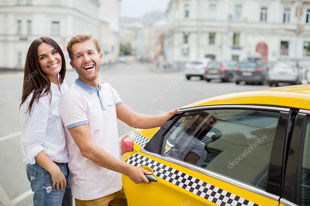 Девушки позируют в такси