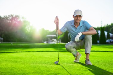 Genç golf kulübü ile