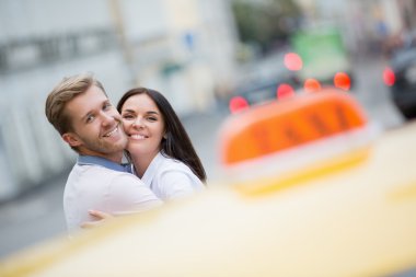 Taksi ile genç Çift