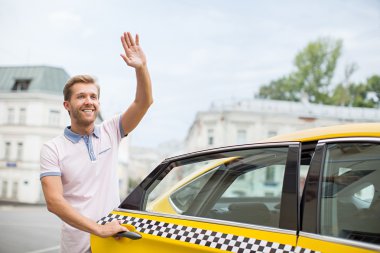 Taksi ile mutlu genç adam