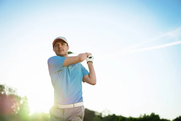 Junger Golfer im Freien — Stockfoto