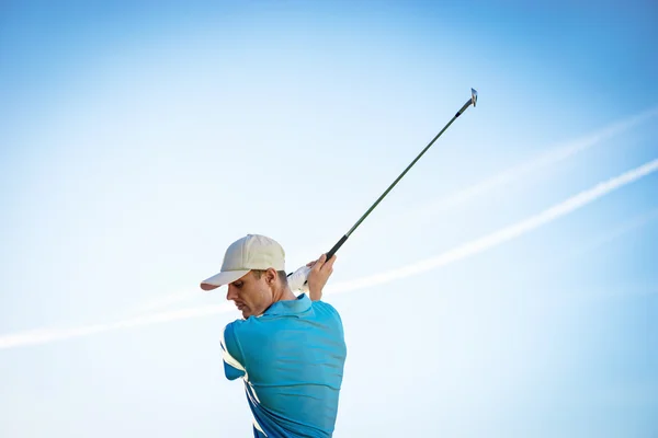 Junger Golfer im Freien — Stockfoto