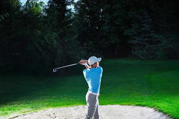 Молодий гравець у гольф на відкритому повітрі — стокове фото