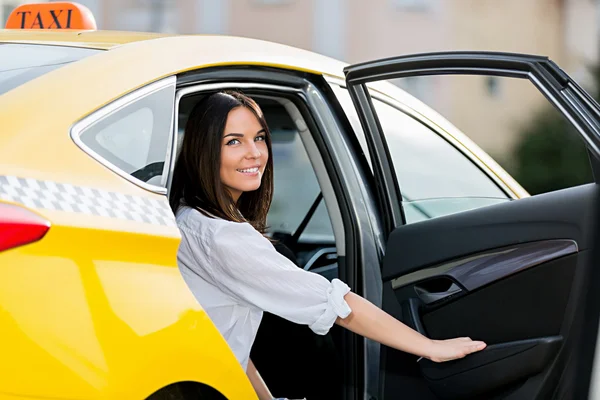 Smiling woman in a taxi — Stock Photo, Image
