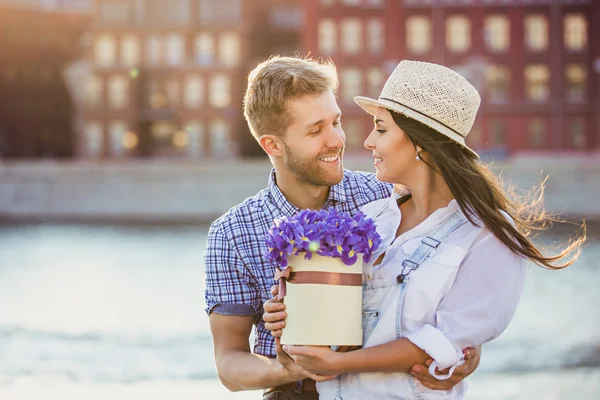 Usmíval se pár venku — Stock fotografie