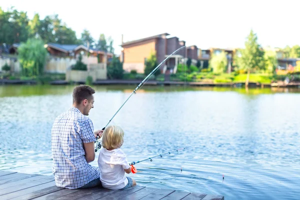 Papà e figlio pesca — Foto Stock