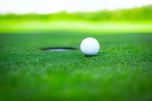 Bola de golfe no campo — Fotografia de Stock