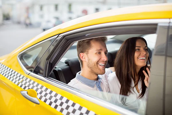 Pessoas sorrindo em um táxi — Fotografia de Stock