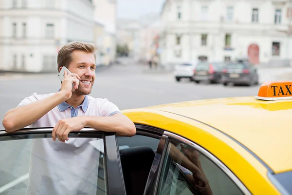 Homme souriant parlant au téléphone — Photo