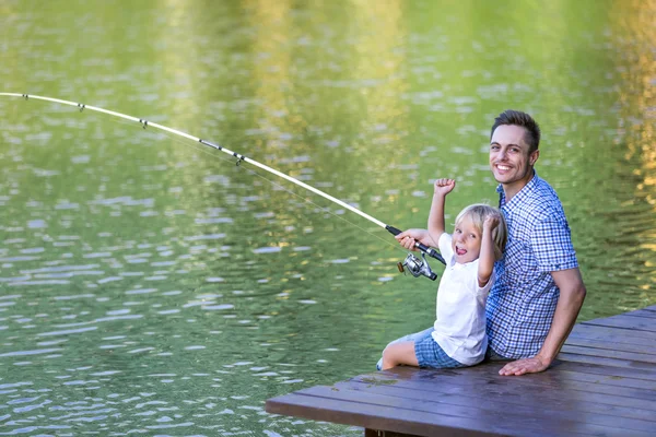 Famiglia sorridente all'aperto — Foto Stock