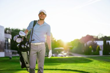 Bir golf çantası ile genç adam
