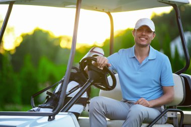 Genç adam golf arabaları