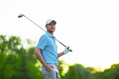 genç adam açık havada