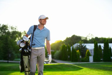 genç adam açık havada