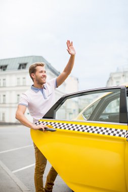 mutlu bir adam açık havada