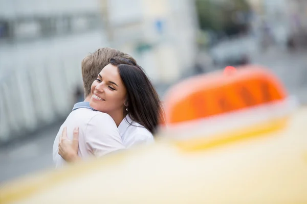 Jeune couple à l'extérieur — Photo