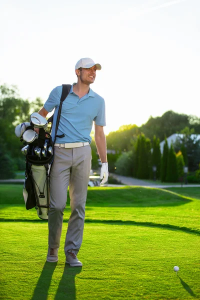 genç adam açık havada