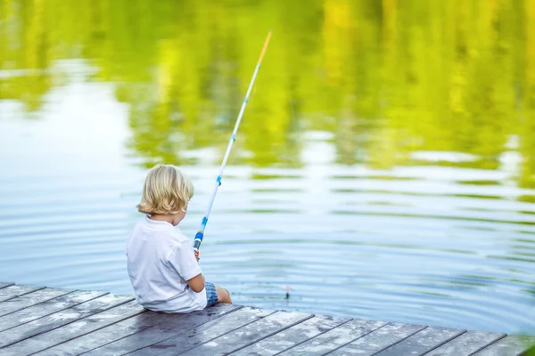 Мальчик рыбачит — стоковое фото